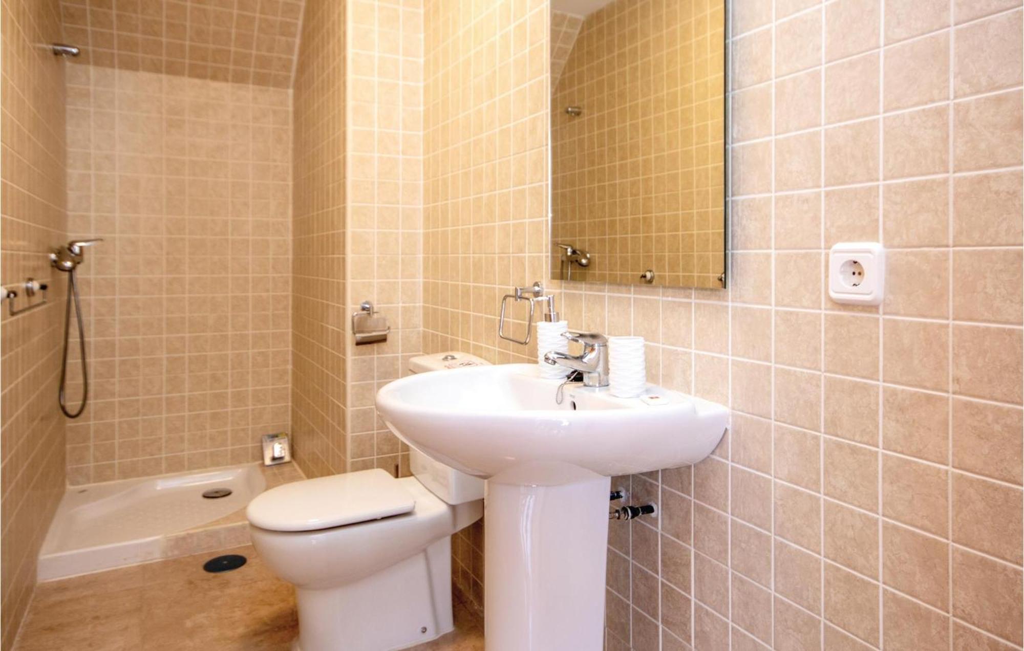 3 Bedroom Amazing Apartment In La Duquesa Castillo de Sabinillas Exterior photo